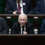 Kaczyński mówi o sytuacji nadzwyczajnej, Tusk o pogubionym człowieku