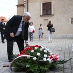 Kaczyński przyjechał na Wawel. Demonstranci próbowali rzucić się na samochód