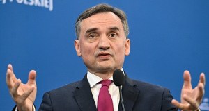 Kaczyński "stawia sprawę ostro", inni "przecierają oczy ze zdumienia". Ziobro podzielił PiS