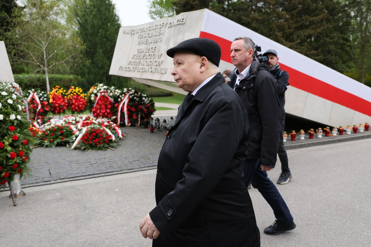 Kaczyński zabrał wieniec sprzed pomnika smoleńskiego
