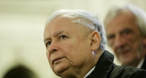 Kaczyński został zmuszony do opuszczenia domu. Kto przyjął prezesa PiS pod dach?