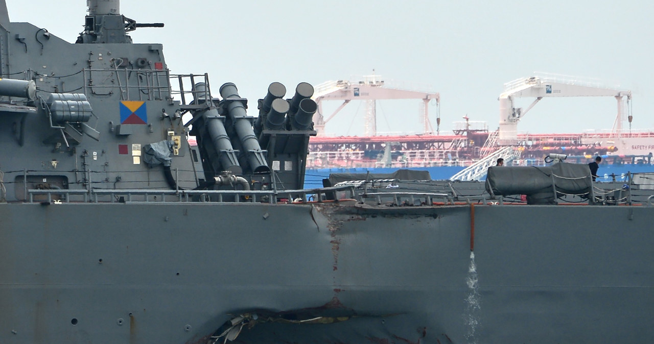 Kadłub USS John S. McCain uszkodzony po kolizji z inną jednostką /AFP