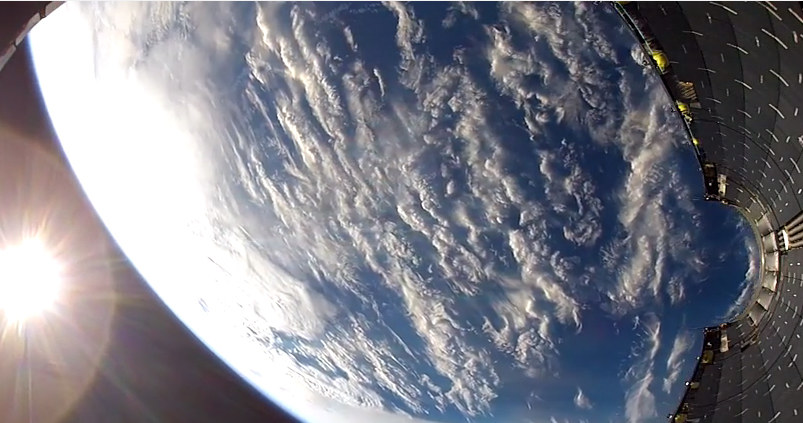 Kadr uchwycony przez kamerę umieszczoną w osłonie ładunku rakiety Falcon 9. /materiały prasowe