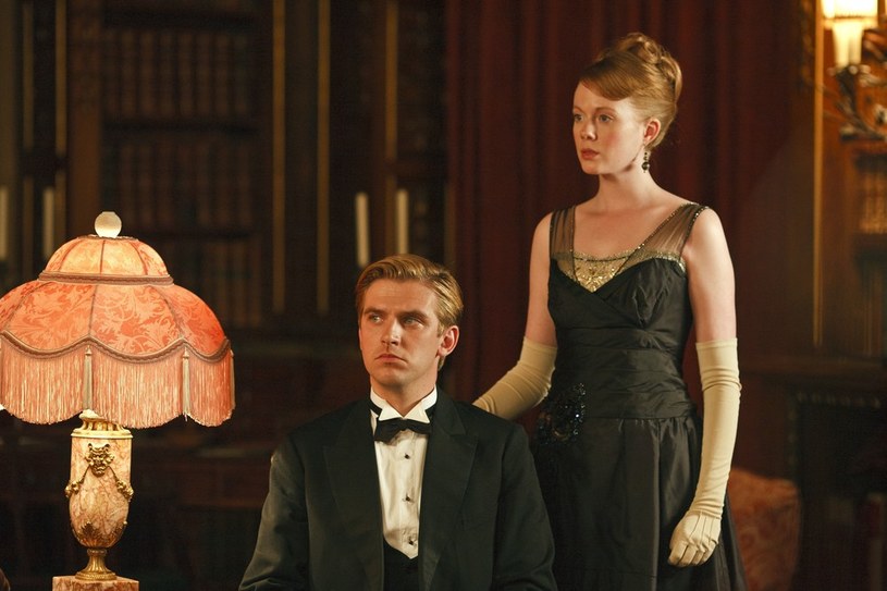 Kadr z angielskiego serialu Downton Abbey - już dla samej scenografii i kostiumów serial jest wart oglądania /East News