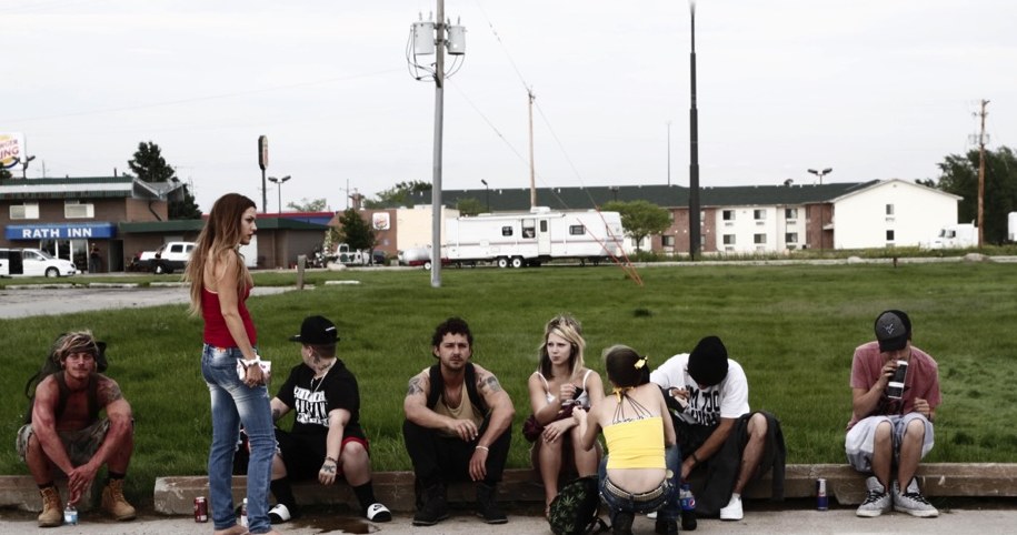 Kadr z filmu "American Honey" (w środku Shia LaBeouf) /materiały prasowe