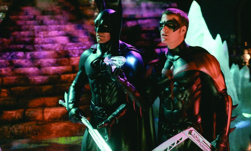 Kadr z filmu "Batman i Robin" i słynny kostium George'a Clooney'a /materiały prasowe
