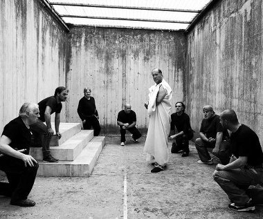 Kadr z filmu "Cezar musi umrzeć"