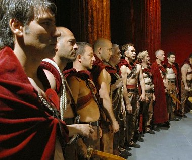 Kadr z filmu "Cezar musi umrzeć"