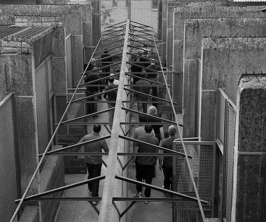 Kadr z filmu "Cezar musi umrzeć"