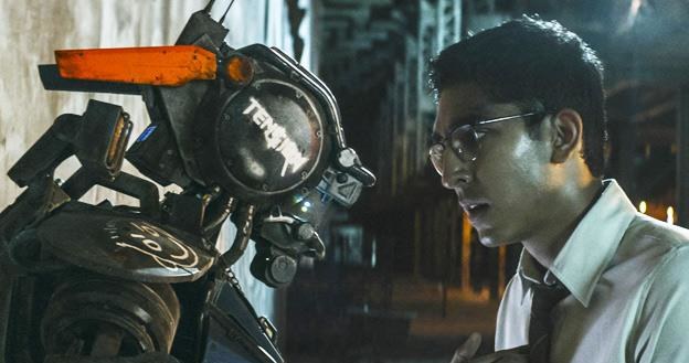 Kadr z filmu "Chappie" /materiały prasowe