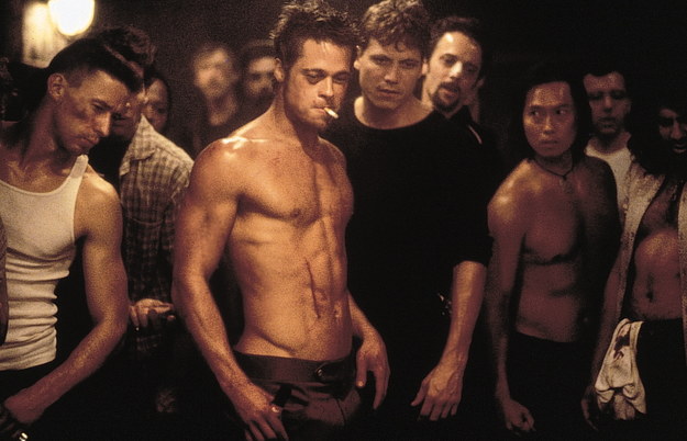 Kadr z filmu "Fight Club". Brad Pitt zagrał w obrazie Tylera Durdena. /PAP/DPA