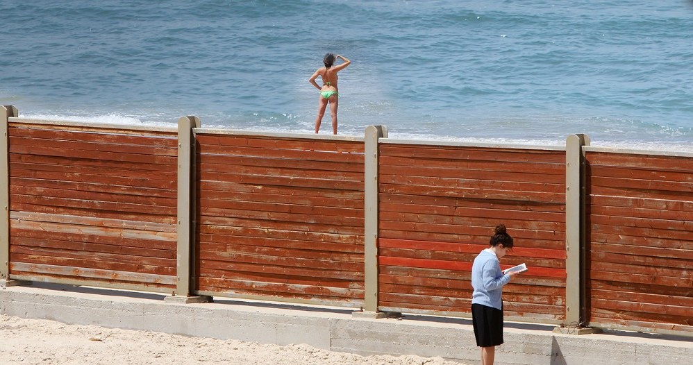 Kadr z filmu "Koszerna plaża" /materiały prasowe