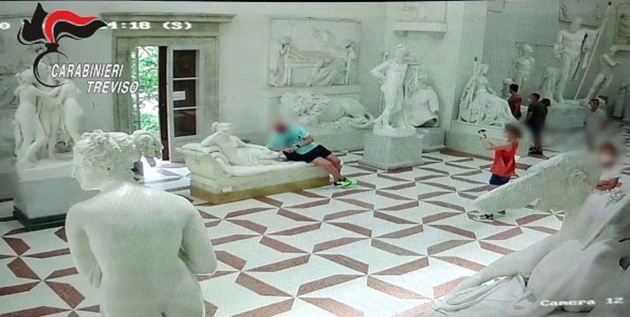 Kadr z filmu monitoringu muzeum /CARABINIERI / HANDOUT /PAP/EPA