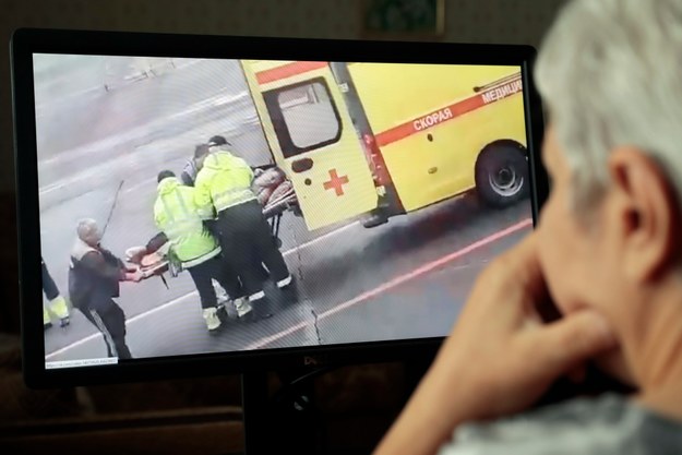 Kadr z filmu, na którym widać, jak Aleksiej Nawalny jest wsadzany do karetki /SERGEI CHIRIKOV /PAP/EPA