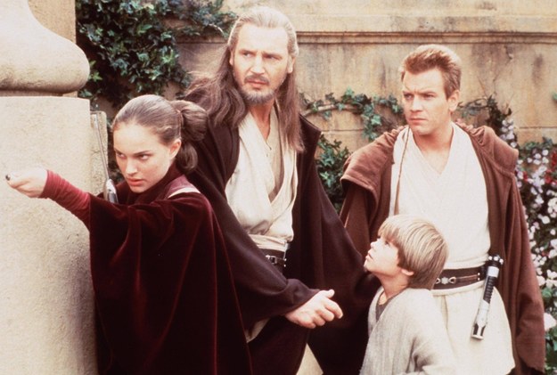 Kadr z filmu: Natalie Portman; Liam Neeson; Jake Lloyd as "Anakin Skywalker" and EWAN McGregor /Starstock/Photoshot /PAP