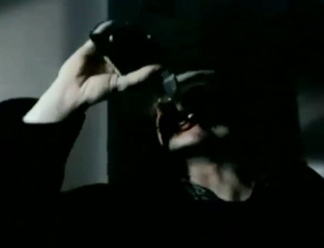 Kadr z filmu "Nic Śmiesznego". Adaś w samotności obraca flaszkę w mieszkaniu kolegi /YouTube