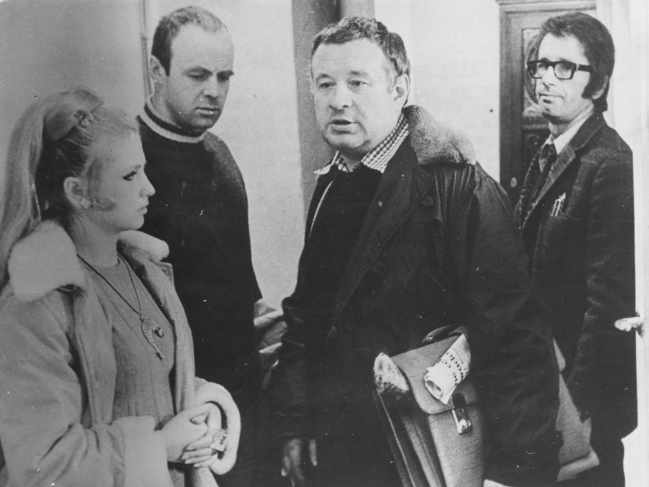 Kadr z filmu "Nie ma róży bez ognia". Nz: Stanisława Celińska, Stanisław Tym, Mieczysław Czechowicz i Jacek Fedorowicz /CAF/reprodukcja    /PAP