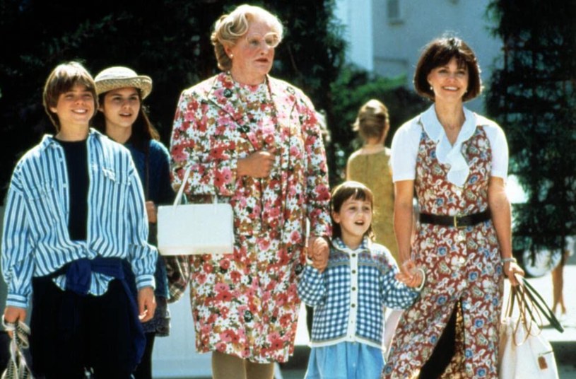 Kadr z filmu "Pani Doubfire": Matthew Lawrence (pierwszy z lewej),  Lisa Jakub, Robin Williams, Sally Field i Mara Wilson /materiały prasowe