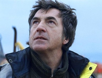 Kadr z filmu „Początek” – francuski aktor Francois Cluzet w roli „oszusta o stu twarzach”