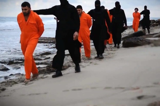 Kadr z filmu przedstawiającego egzekucję na chrześcijanach dokonaną przez Państwo Islamskie / 	PAP/News Pictures /PAP/EPA