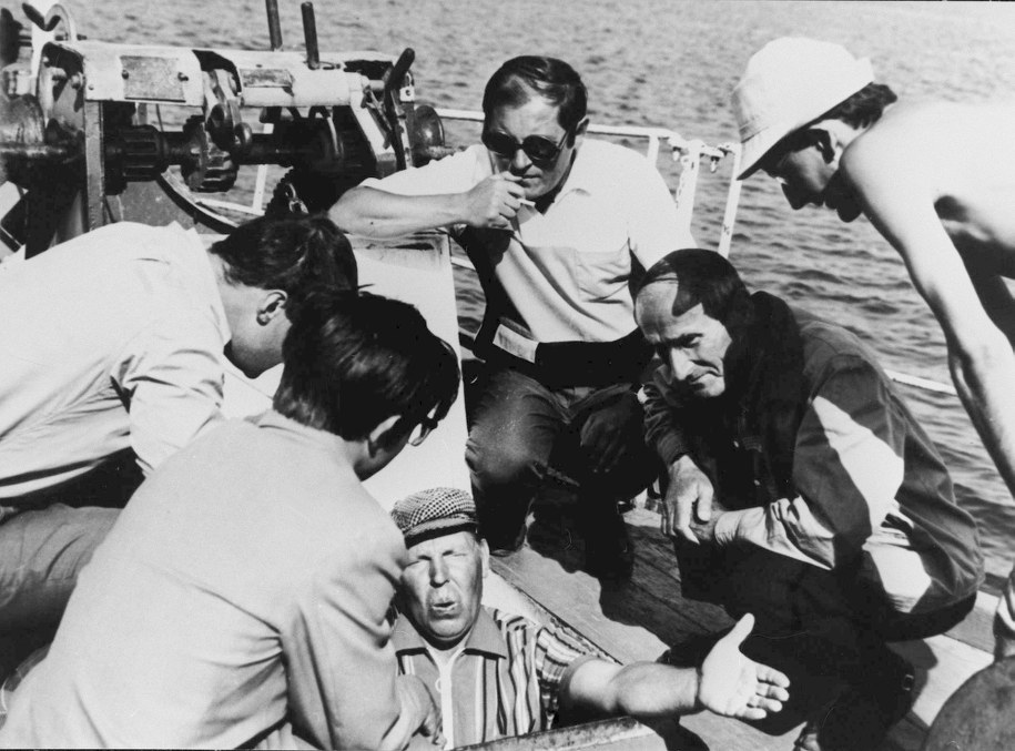 Kadr z filmu "Rejs" w reżyserii Marka Piwowskiego. Nz. m.in. aktorzy Zdzisław Maklakiewicz (w okularach) i Jan Himilsbach /PAP/CAF-reprodukcja /PAP