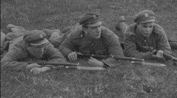 Kadr z filmu "Szaleńcy" /materiały FINA /