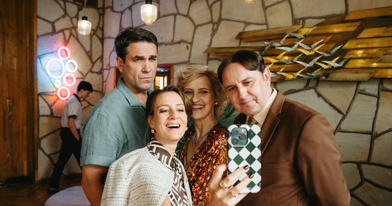 Kadr z filmu "Teściowie 3": Maja Ostaszewska, Iza Kuna, Marcin Dorociński i Adam Woronowicz / Next Film /Adrian Chmielewski /materiały prasowe