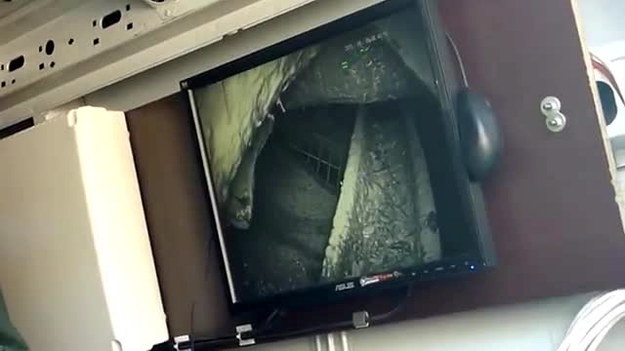 Kadr z filmu udostępnionego przez Katowicki Holding Węglowy SA przedstawia ekran z widokiem z kamery, która została opuszczona do odwiertu ratowniczego w Katowicach /Katowicki Holding Węglowy SA /PAP