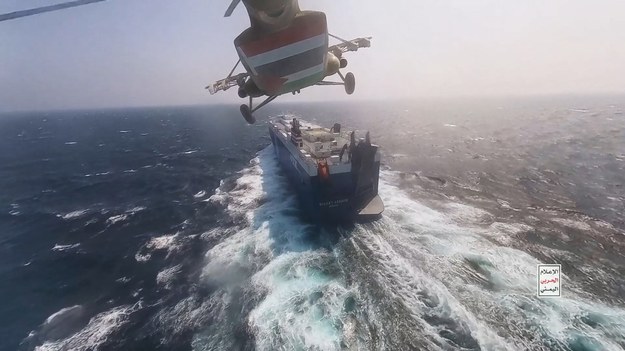 Kadr z filmu ukazującego porwanie statku. /HOUTHIS MEDIA CENTER / HANDOUT /PAP/EPA