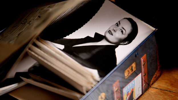 Kadr z filmu "Wiera Gran" ze zdjęciem przedstawiającym bohaterkę dokumentu Marii Zmarz-Koczanowicz /materiały prasowe