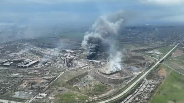 Kadr z filmu z drona - dym nad Azowstalem /MARIUPOL CITY COUNCIL HANDOUT /PAP/EPA