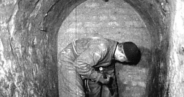 Kadr z "Kroniki Filmowej" (1959 r.) przedstawiający speleologów penetrujący podziemia twierdzy /Odkrywca
