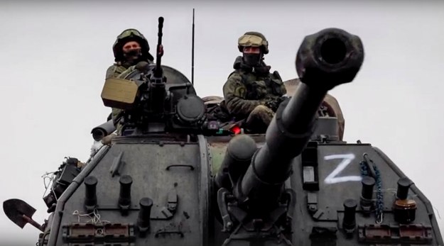 Kadr z materiału wideo udostępnionego przez służbę prasową rosyjskiego Ministerstwa Obrony pokazuje, jak rosyjscy żołnierze jadą na 152 mm samobieżnym systemie artyleryjskim MSTA-S w marszu pod Kijowem (Kijów) na Ukrainie /RUSSIAN DEFENCE MINISTRY PRESS SERVICE / HANDOUT HANDOUT /PAP/EPA