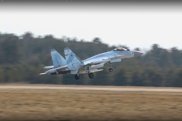 Kadr z materiału wideo udostępnionego przez służbę prasową rosyjskiego Ministerstwa Obrony pokazuje start rosyjskiego myśliwca Su-27. /RUSSIAN DEFENCE MINISTRY PRESS SERVICE / HANDOUT HANDOUT /PAP/EPA