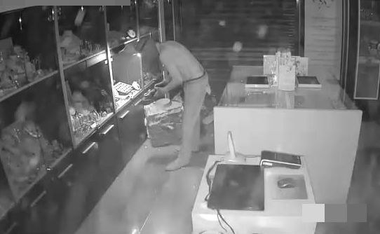 Kadr z monitoringu, na którym widać moment kradzieży /KMP Rzeszów /Policja