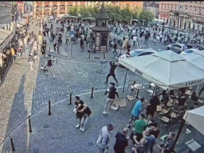 Kadr z monitoringu pokazujący starcie kibiców /Policja