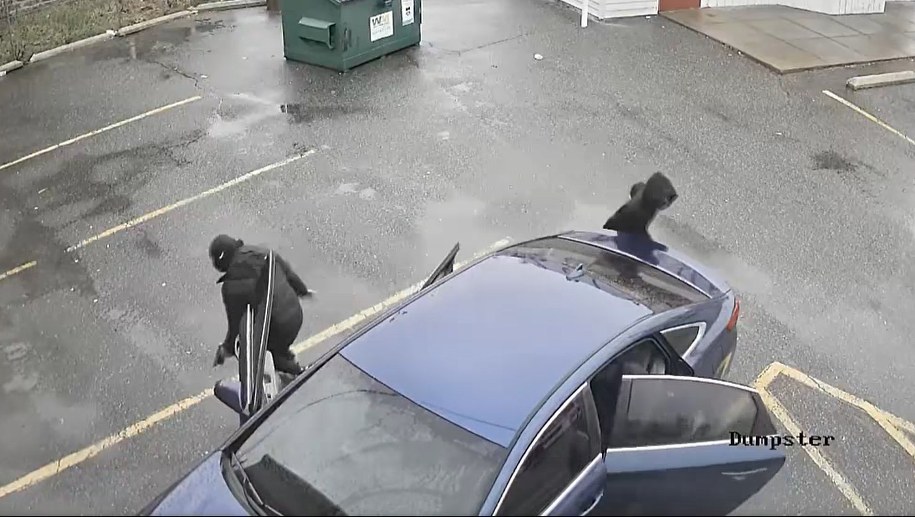 Kadr z monitoringu udostępnionego przez policję /