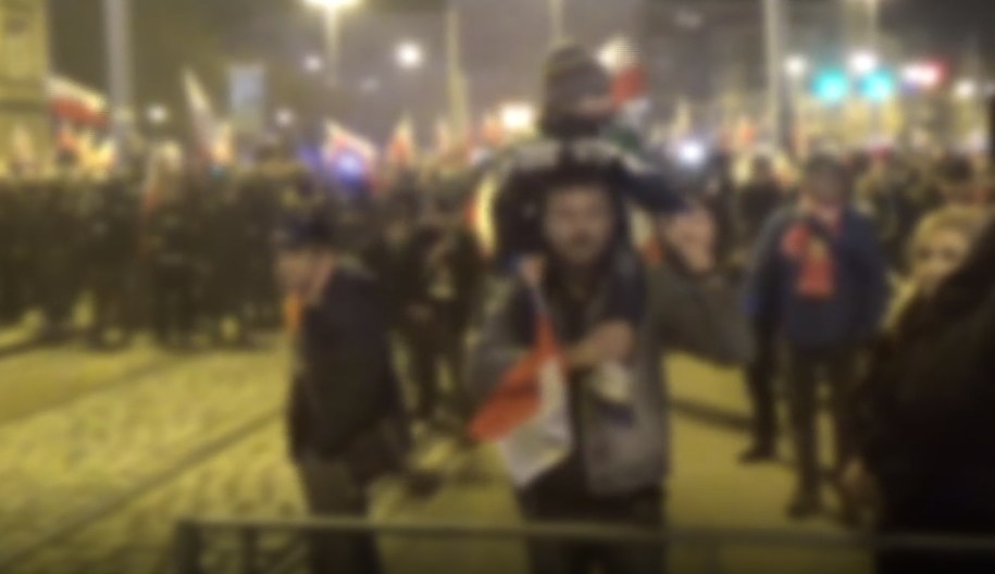 Kadr z nagrania udostępnionego przez policję, które pokazuje mężczyznę z 4-letnim synem /policja.pl /