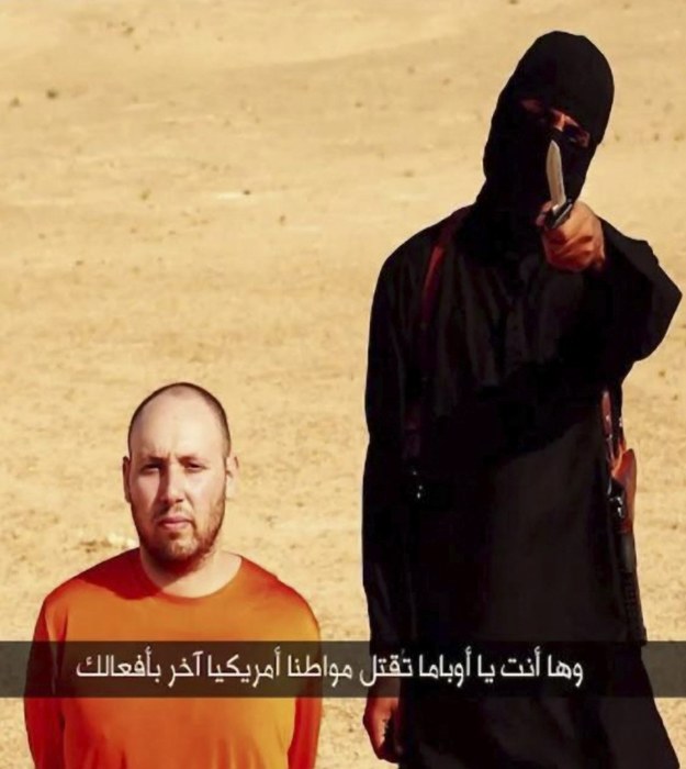 Kadr z nagrania wideo opublikowanego przez Państwo Islamskie, na którym widać niezidentyfikowanego bojownika ISIS i amerykańskiego dziennikarza Stevena Sotloffa krótko przed jego egzekucją /ISLAMIC STATE VIDEO  /PAP/EPA