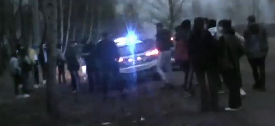 Kadr z nagrania wideo z interwencji policjantów na hucznej imprezie w Dąbrowie Górniczej, opublikowanego przez śląską komendę /Kadr z nagrania wideo /Policja
