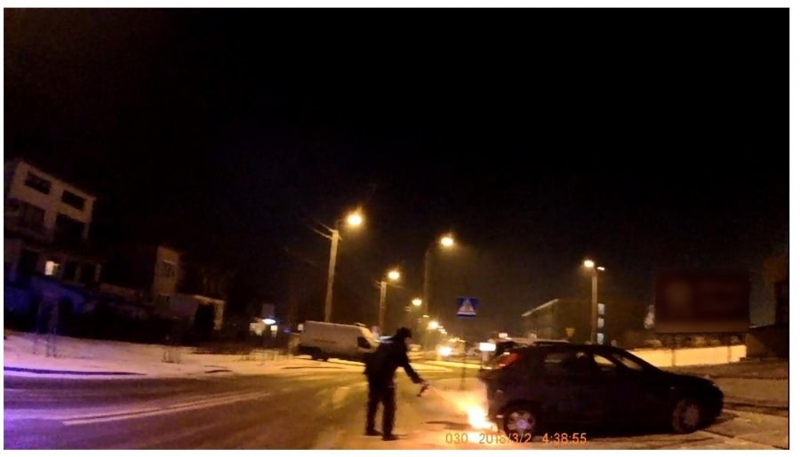 Kadr z nagrania z kamery umieszczonej na policyjnym mundurze /Policja