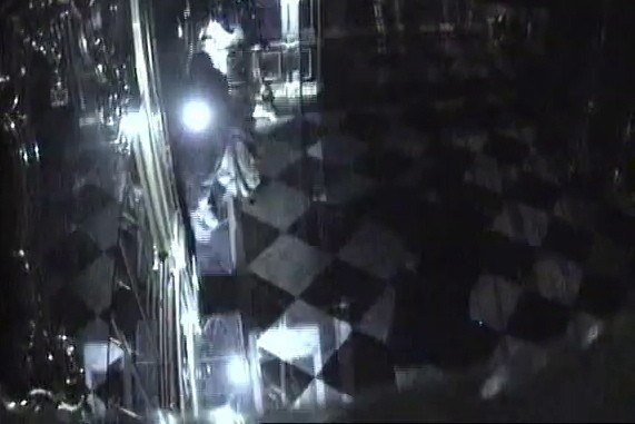 Kadr z nagrania z monitoringu pokazującego kradzież /POLICE HANDOUT    /PAP/EPA