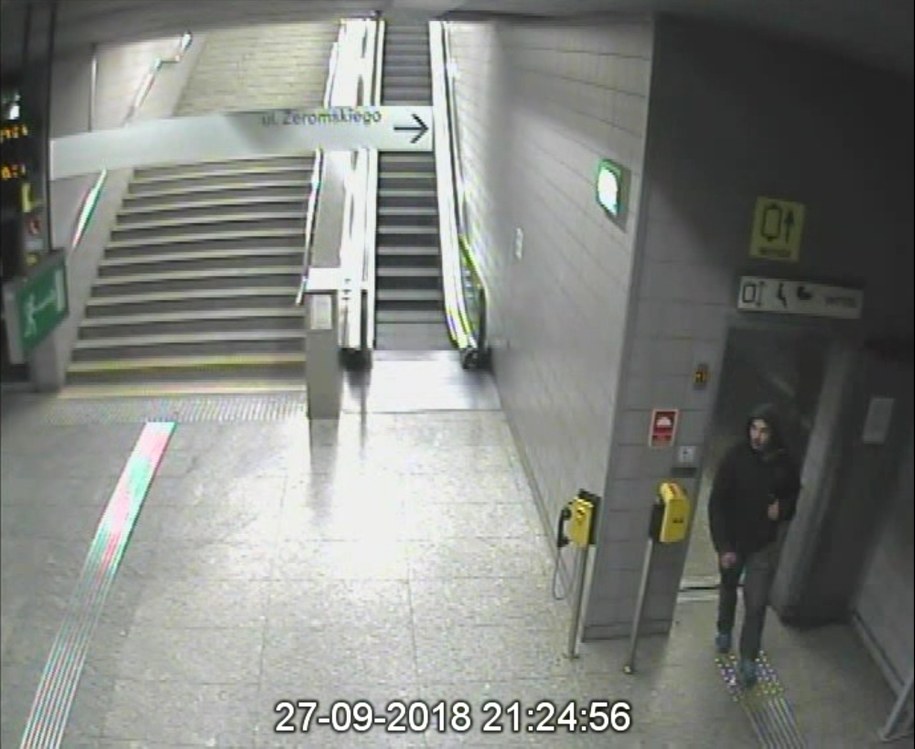 Kadr z nagrania z monitoringu udostępniony przez policję /Policja /