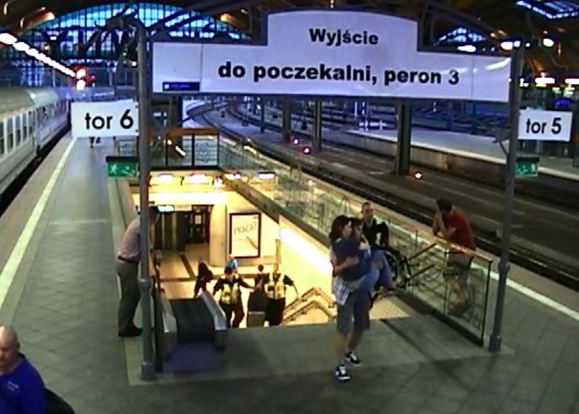 Kadr z nagrania z monitoringu, źródło:PKP /INTERIA.PL