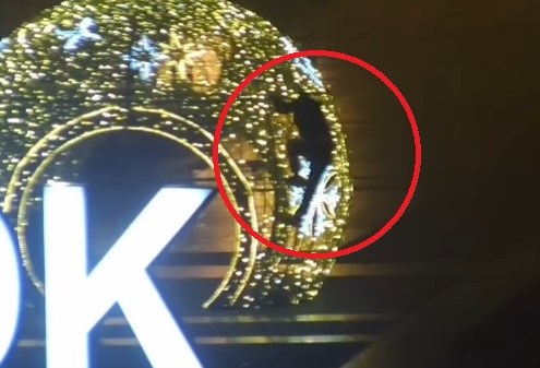 Kadr z nagrania z monitoringu /KMP Białystok /