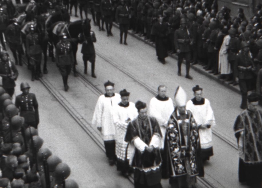 Kadr z odnalezionego po 91 latach filmu z pogrzebu Józefa Piłsudskiego /Ze zbiorów Narodowego Archiwum Cyfrowego