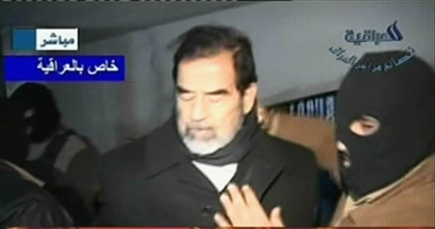 Kadr z oficjalnego filmu z egzekucji: Saddam Husajn sekundy przed śmiercią /AFP