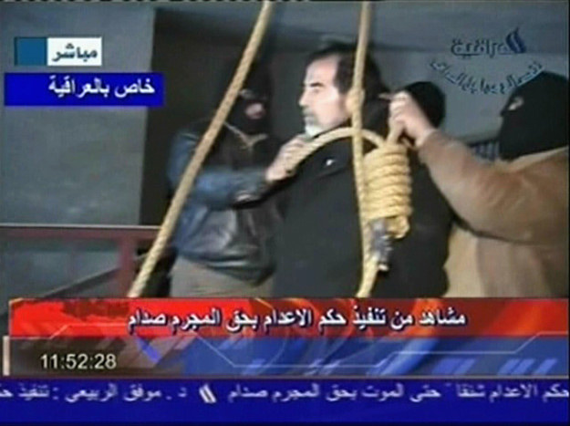 Kadr z oficjalnego filmu z egzekucji: Saddam Husajn sekundy przed śmiercią /AFP
