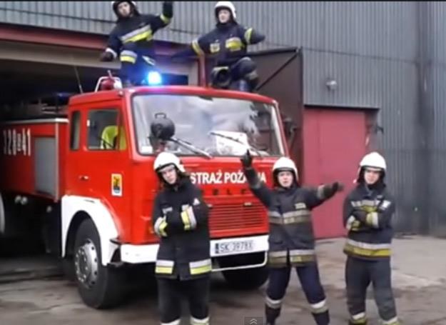 Kadr z parodii "My Słowianie" w wykonaniu strażaków z OSP /
