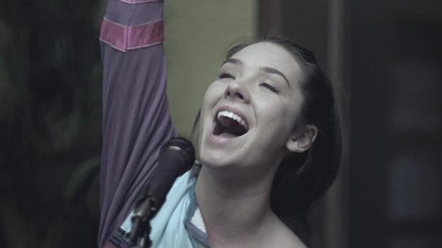 Kadr z teledysku "Hera, koka, hasz, LSD" Karoliny Czarneckiej /
